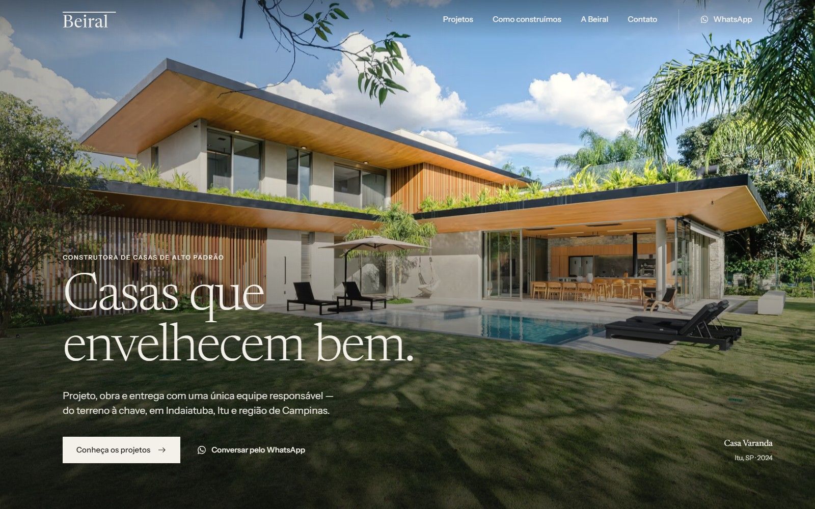 Primeira tela do site Beiral, com uma casa térrea de beiral largo e piscina e o título Casas que envelhecem bem
