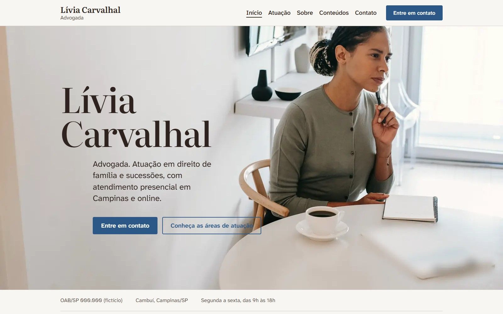 Primeira tela do site Lívia Carvalhal, com o nome da advogada em letras grandes e uma mulher sentada a uma mesa branca